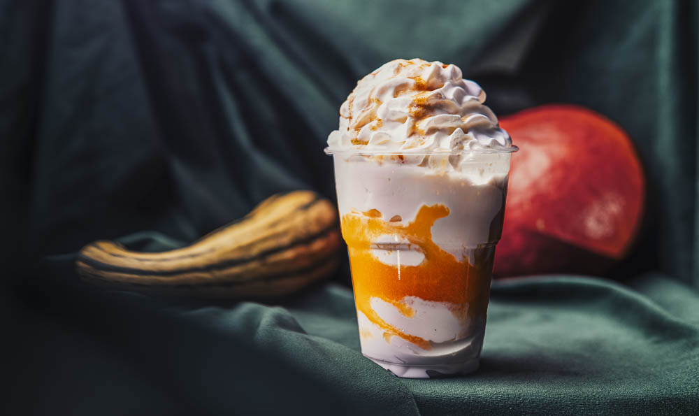 Latte de calabaza con helado Postres otoñales en tu cafetería
