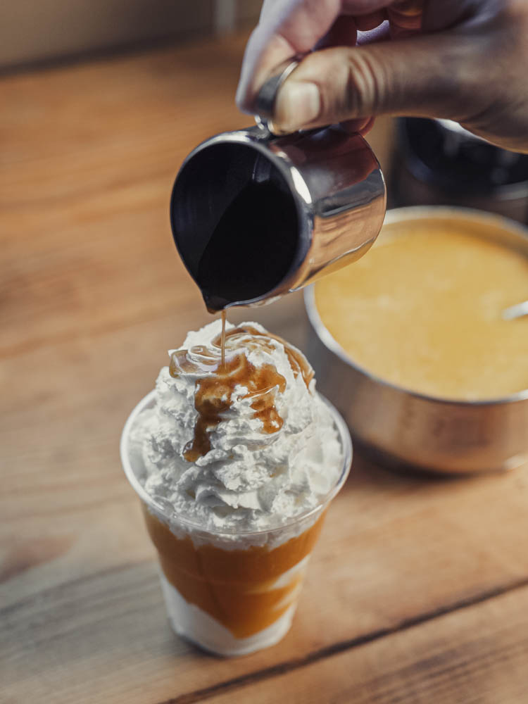 Postres otoñales con helado Receta de café latte con especias de calabaza y helado:
